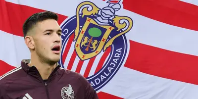 César Montes junto al escudo de Chivas / FOTO MARCA