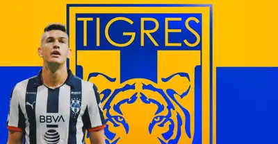 César Montes junto al escudo de Tigres / FOTO FACEBOOK