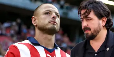 Chicharito en un partido de Chivas y a lado Amaury Vergara / Foto Imago7