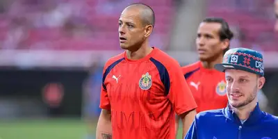 Chicharito no viajó con Chivas vs Cruz Azul, ¿se volvió a lesionar?