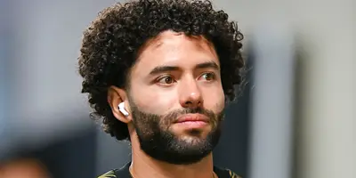 Chino en llegada a partido. Foto: Selección Mexicana