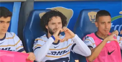 Chino Huerta en el banquillo. Captura de pantalla de TUDN.