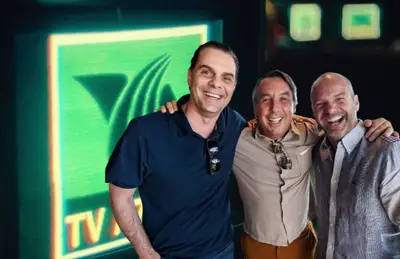 Christian Martinoli, Luis García y Emilio Azcárraga abrazados/Foto TV Azteca.