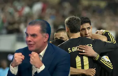 Christian Martinoli y jugadores de Selección Mexicana/ Foto PSN Noticias.