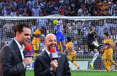 Christian Martinoli y Luis García riendo, jugadores disputando balón/Foto Línea Directa.