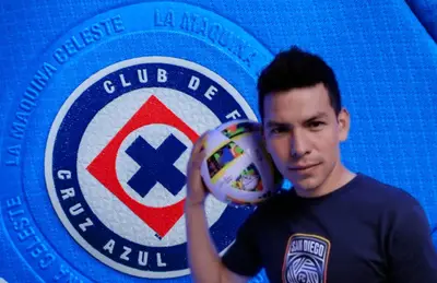Chucky Lozano con balón y escudo de la máquina cementera/ Foto Cruz Azul.
