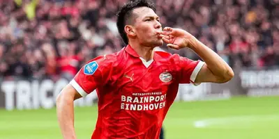 Chucky Lozano festejando un gol con el PSV / Foto @PSVX