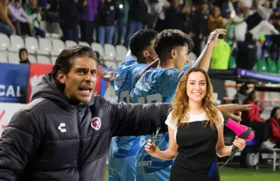 Cirilo Saucedo, jugadores de Pachuca y mujer a su lado/Foto Marco Iván Patiño.