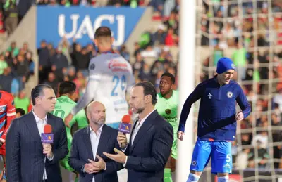Comentaristas de TV Azteca y Jesús Orozco/Foto FC Juárez.