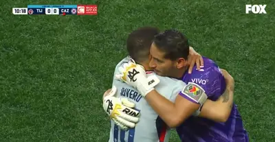 Corona y Rivero en abrazo. Captura de Somos FOX