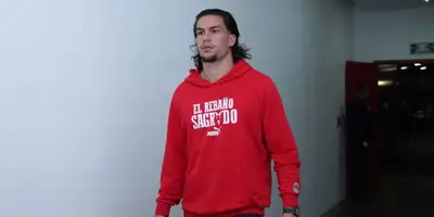 Cowell llegando a partido de Chivas. Foto: Récord