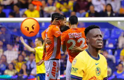 Cristian Borja, emoji molesto y jugadores abrazados/ Foto Pachuca.