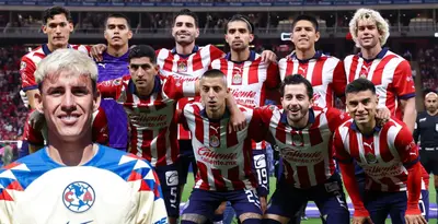 Cristian Calderón junto a jugadores de Chivas / FOTO X