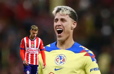 Cristian Calderón luciendo ambos uniformes/ Foto Fútbol Total.