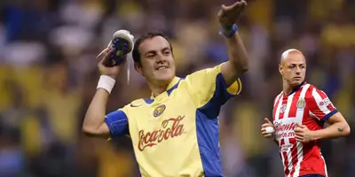 Cuauh de fondo celebrando, foto de SDP, con CH14 al frente