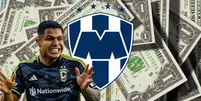 Cucho Hernández junto al escudo de Rayados / FOTO RÉCORD