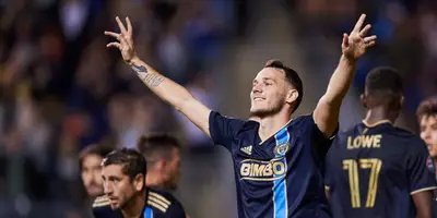 Daniel Gazdag anotó un penal en la recta final para darle a los estadounidenses la victoria en el primer juego de la llave contra los rojinegros