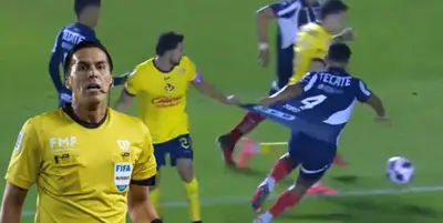 Daniel Quintero en la polémica jugada del América vs Rayados / FOTO INSTAGRAM