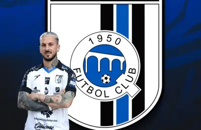 Darío Benedetto de brazos cruzados y escudo de Gallos/Foto Querétaro.