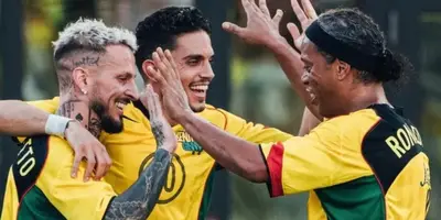 Dario Benedetto junto a Marc Bartra y Ronaldinho / FOTO TYC SPORTS