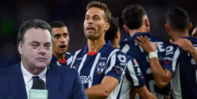 David Faitelson junto a futbolistas de Rayados / FOTO TUDN