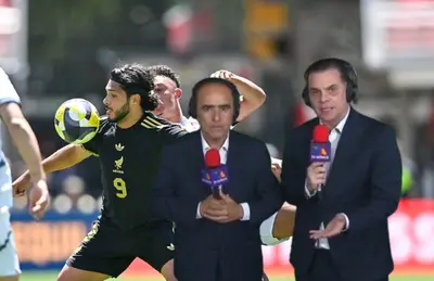 David Medrano y Christian Martinoli y futbolistas disputando partido/ Foto One Football.