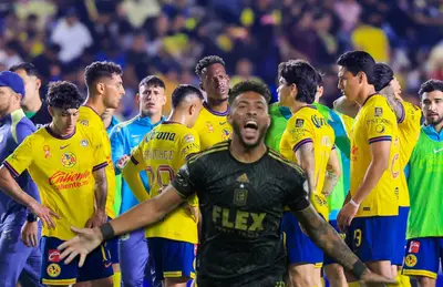 Denis Bouanga y jugadores del América/Foto Ulises Naranjo.