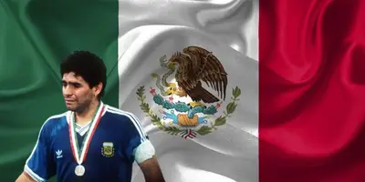 Diego Armando Maradona junto a la bandera de México / FOTO MUNDO DEPORTIVO