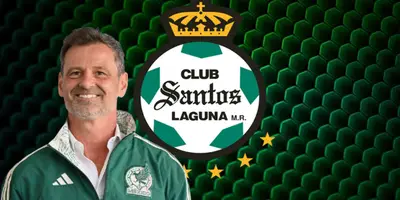 Diego Cocca junto al escudo de Santos Laguna / FOTO INSTAGRAM