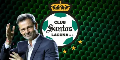 Diego Cocca junto al escudo de Santos Laguna / FOTO MILENIO