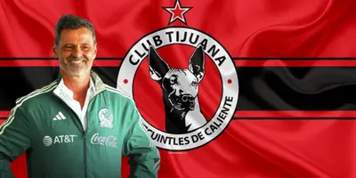 Diego Cocca junto al escudo de Xolos de Tijuana / FOTO Mediotiempo