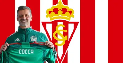 Diego Cocca junto al escudo del Sporting de Gijón / FOTO YOUTUBE