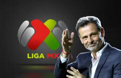 Diego Cocca saludando/ Foto el Siglo de Torreón.