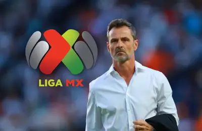 Diego Cocca y logo de la Liga MX/Foto Manuel Velázquez.