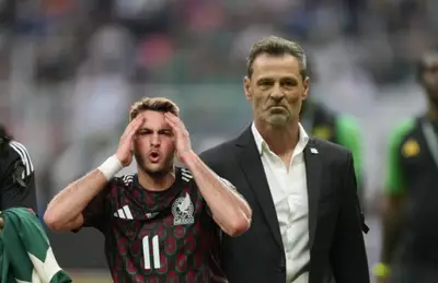 Diego Cocca y Santiago Giménez lamentándose/ Foto Mundo Deportivo.