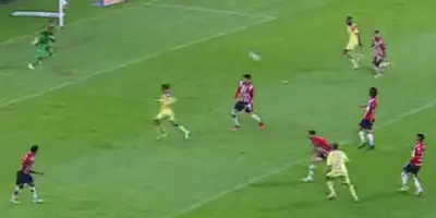 Diego Valdés amplió la ventaja para el Club América con un golazo de larga distancia