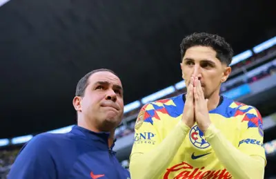 Diego Valdés con manos en el rostro y André Jardine a su lado/Foto Juan Fútbol.