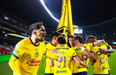 Diego Valdés y jugadores del América/Foto Sports Media.