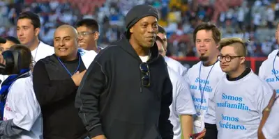 ‘Dinho’ fue invitado de honor en el primer juego con público de Gallos Blancos desde el 5 de marzo de 2022