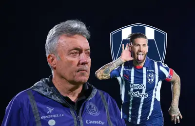 Domenec Torrent, escudo de Rayados y Sergio Ramos/ Foto Imago7.