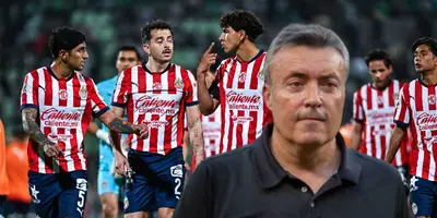 Domènec Torrent junto a futbolistas de Chivas / FOTO NOTISISTEMAS