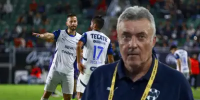 Domènec Torrent junto a futbolistas de Rayados / FOTO BEIN SPORTS