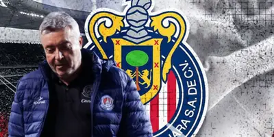 Doménec Torrent junto al escudo de Chivas / FOTO OVACIONES