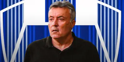 Domènec Torrent junto al escudo de Rayados / FOTO CLARO SPORTS