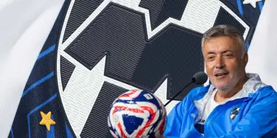 Domènec Torrent junto al escudo de Rayados / FOTO RAYADOS