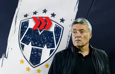 Domenec Torrent y flechas rojas sobre la camiseta/Foto Rayados.