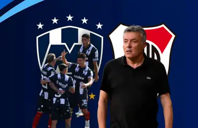 Domenec Torrent y jugadores abrazados/ Foto Rayados.