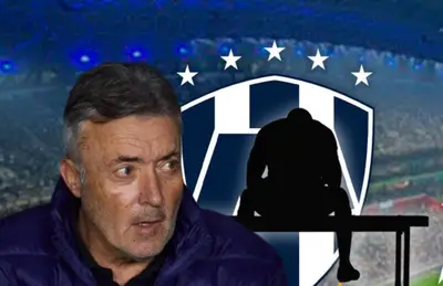 Domenec Torrent y silueta de futbolista en la banca/ Foto Evvnt.