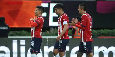 Dos goles surgidos de tiro de esquina le dieron la victoria a Chivas para reafirmar el gran paso del clausura 2023