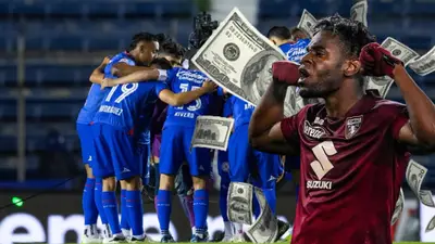 Duván Zapata con billetes volando y jugadores del Cruz Azul Foto: TV Azteca